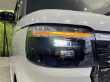 【LEDヘッドライト】悪天候や夜間走行時も良好な視界を確保し安心して運転できる高輝度LEDヘッドライトを装備!点灯速度が早く、消費電力も抑えられています。