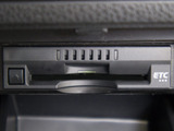 コンソール内一体型のビルトインETC装備!見た目の部分も良いですが、ETCカードの盗難防止になる設置箇所です!料金所の渋滞回避!時間帯・日によって料金の軽減を受けられます!ストレス知らずのドライブ!