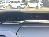 運転席前方に情報表示がまとまり、走行時に必要な表示を視線移動を抑えて確認しやすい配置です。表示内容が見渡しやすく、日々の運転をサポートします。