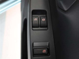 パワーウィンドーのスイッチですよ。運転席に居ながら窓の開け閉めのコントロールが出来ますよ。ロック機能で、子供がイタズラして窓を開けるという事もなくなりますよ。