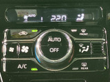 温度や風量、風向きなどを表示する空調パネルを備えています。AUTOやOFFの表示も確認しやすく、季節や車内の状況に合わせて空調を調整しやすい装備です。