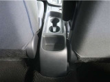 ドリンクホルダー付きです。ドリンクホルダーとしては勿論、スマホや長財布を収納することだって出来ますよ。