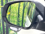 【ブラインドスポットモニター】走行中、ドアミラーの死角になりやすい箇所に後続車が接近するとサイドミラーのレンズに警告を表示!ドライバーに注意喚起をしてくれます。