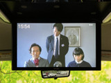 天井に備わるモニターで、後席から映像を楽しめる室内です。停車中にテレビなどを視聴でき、休憩時間や同乗者との待ち時間も過ごしやすくなります。車内での時間の過ごし方が広がります。