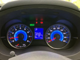 速度計や回転計、中央の表示部がまとまって配置され、運転に必要な情報を確認しやすい構成です。青く照らされた目盛りと表示が見やすく、走行中も視線を大きく移さずにチェックできます。