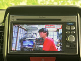 テレビ番組を画面で楽しめる装備を備えています。停車中の休憩時間などに映像を視聴でき、画面上で番組の内容も確認可能。日常の待ち時間を過ごす際にも活用いただけます。