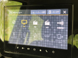 テレビを選べるAVメニューを備え、停車中に映像や番組を視聴したい場面で活用できます。音楽や外部入力などの項目も一覧で確認でき、用途に合わせて選びやすい画面です。