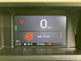 速度やシフト位置、時刻、外気温、燃料残量などを一画面で確認できる表示です。必要な情報がまとまっているため、運転前や停車時に車両の状況を把握しやすくなっています。