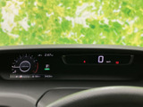 速度やシフト位置などの情報が運転席前方にまとめられ、視線を大きく移さずに確認しやすい配置です。表示が見やすく整理されており、運転中に必要な情報を把握しやすくなっています。