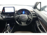 【運転席まわり】・・・ハンドルやシートなども隅々までクリーニング済み。キレイな車内でドライブがより一層快適にお楽しみいただけると思います。