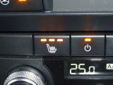 【助手席シートヒーター】座面と背もたれをすばやく温め、寒い時期にも快適な運転環境を提供します。運転席だけじゃなく、助手席も快適な空間となってます。