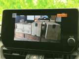 車内の画面でテレビ番組を視聴でき、停車中の休憩時間にも映像を楽しめます。見やすい位置に画面が備わり、普段のお出かけ先で待ち時間が生じた際にも、車内で過ごす時間を活用できます。