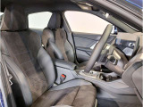 【コックピットシート】BMW車の主役席。車体中央にくる様に配置し車両重心とが一致する事でドライバーと車との一体感あるドライビングを実現。人間工学に基づき形成した形状が長時間のドライブ疲労も軽減します!