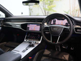 内装はシンプルに使い勝手を考え作られています。お車を運転する感覚をダイレクトに体感して頂けます。室内も広くロングドライブにも快適にお過ごしいただけます。