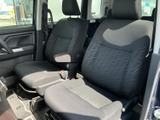 前席は身体を預けやすい形状で、落ち着いて座れる車内空間です。窓からの見通しも確保されており、乗り降りの際にも周囲を確認しやすいレイアウトとなっています。