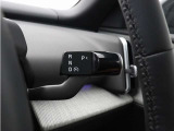 走行中にステアリングホイールの右側レバーを下方向に動かすとPilot Assistをオンにすることができます。