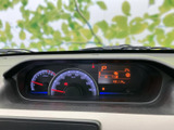 速度計や各種表示が運転席前方にまとまり、走行に必要な情報をひと目で確認しやすい配置です。表示が見やすく、日々の運転を支える装備となっています。