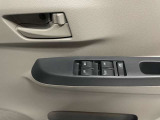 運転席ドアの窓のスイッチです。4つの窓のスイッチと、ロックのボタンが並んでいます。