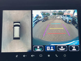 後方の映像に加え、車両を上から見た表示も確認できる画面構成です。駐車時に周囲や進行方向の目安を把握しやすく、狭い場所での車庫入れや切り返しをサポートします。
