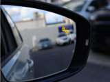 ブラインドスポットアシスト搭載。後方から接近する車両を検知し、車線変更時の安全確認をサポートします。
