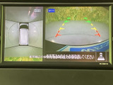 車両周辺の映像とガイド表示で、駐車時の周囲確認をサポートします。画面を見ながら障害物との距離感をつかみやすく、狭い場所での駐車にも便利です。