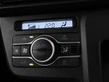 温度設定で車内を快適に保ってくれるオートエアコン