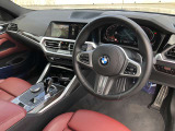 BMW 伝統のコックピットはドライバー志向で設計され、人間工学を駆使し、細部に到るまで設計されたコックピットを実現しました。