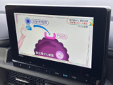 テレビ番組を画面に映して楽しめる装備です。停車中の休憩時間にニュースや番組を視聴でき、車内で過ごす時間の楽しみが広がります。ご利用は安全な場所に停車してお楽しみください。