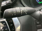 レバー上の表示が見やすく、手元で必要な操作を把握しやすい設計です。運転席から手を伸ばしやすい位置にあり、視線を前方に保ちながら扱いやすい装備です。