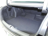 後席を倒すとトランクルームと車内が繋がり一つの空間になりますので、長い荷物も積載出来ます!