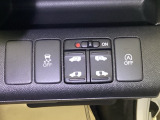 【両側パワースライドドア】です。リモコンや運転席のスイッチ操作で楽々自動開閉。VSA搭載。横滑りを抑えて、安全な走行を確保します。