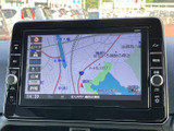 道路や周辺施設が色分けされて表示され、現在地や近隣の目印を確認しやすい地図画面です。目的地までの道順を確認する際にも便利で、地名や道路の位置関係を把握しやすくなっています。
