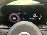 運転席正面の画面に速度やシフト位置などが表示され、必要な情報をひと目で確認しやすい配置です。表示がまとまっているため、走行中も視線の移動を抑えながら車両の情報を把握できます。