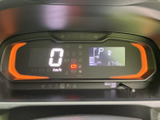速度や燃料残量などを表示するメーターを、運転席正面に配置。表示がまとまり、走行中も必要な情報を目に留めやすいレイアウトです。日常の運転を支えます。