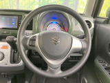 インテリアに合わせたデザインのステアリングは、運転される方のことも考え、運転しやすい形状、大きさです。是非一度、実際に触ってお確かめください。