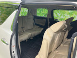 3列目までシートが備わり、人数に合わせて乗車できる室内空間です。明るい色合いと複数の窓で圧迫感を抑えた印象があり、後席に座る方も周囲を見渡しながら過ごせるレイアウトです。