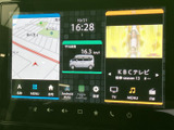 ナビゲーションやテレビ、オーディオの情報を一画面で確認でき、目的地設定から音楽選びまで日常の移動を便利にサポートします。画面の切り替えも分かりやすい構成です。