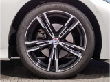 【BMWアロイホイル】軽量かつ強度に拘ったアロイホイル。走行性能ポテンシャルを引き出す設計。車の足元を引き締めてくれる大きなポイントはアロイホイルです。