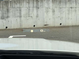 HUD: ヘッドアップディスプレイはドライバーが前方に集中できるよう、ナビや車速情報をフロントガラスに投影するシステムです。