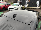 目立つキズ凹み等はありませんが、中古車という商品の特性ルーフには子キズや塗装しみがあります