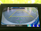 後方の様子と目安のラインが画面に表示され、駐車時に周囲との距離を確認する際に便利です。画面を見ながら車庫入れや幅寄せを行う場面で役立ちます。