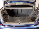 BMWではスペアタイヤが非搭載となるため、スペースは拡大されており、収納スペースとして利用可能。トランクの下にも収納スペースがあり、意外と役に立つスペースでございます。
