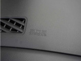 ◆助手席エアバッグ◆SRSエアバッグは、シートベルトだけでは防ぎきれない衝突時の衝撃から乗員を守るための安全装置。衝突時に瞬時に膨らみ、頭部や胸部がダッシュボードに直接衝突するのを防ぎます。