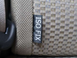 後席のISOFIX対応チャイルドシート取付部を示すタグです。