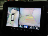 全方位モニター付きです。車両を上から見たような映像をナビゲーション画面に表示。運転席からの目視だけでは見にくい、車両周辺の状況をリアルタイムでしっかり確認できます。