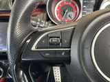 音量やモード切替、情報表示などのスイッチがステアリングに集約されています。運転姿勢を保ちながら手元で扱いやすく、必要な機能を選びやすい設計です。