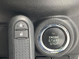 【キーフリーシステム】カバンやポケットに入れたままでもドアの施錠・解錠が可能なスマートキーを装備。エンジンのオン・オフ時もカギを取り出す必要が無いからとっても便利です♪