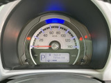 速度やシフト位置、燃料残量など、運転に必要な情報をひと目で確認しやすいメーター配置です。表示がまとまっているため、視線の移動を抑えながら状況を把握でき、日々の運転をサポートします。