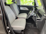 明るい色合いのシートと大きな窓で、運転席まわりに開放感があります。座面と背もたれにゆとりがあり、乗り降りもしやすい室内で、毎日の移動を快適に過ごせます。