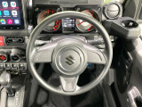 インテリアに合わせたデザインのステアリングは、運転される方のことも考え、運転しやすい形状、大きさです。是非一度、実際に触ってお確かめください。